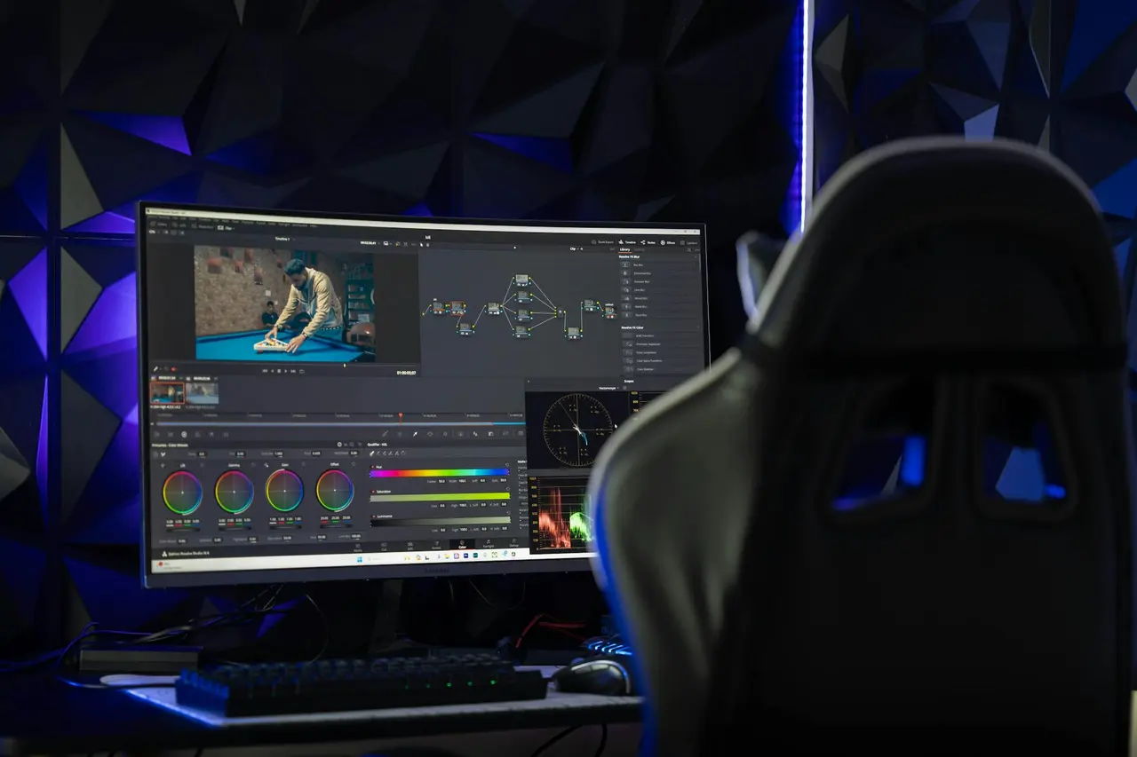 Nowoczesny monitor komputerowy z czerwoną kokardą. Wygląda na idealny prezent. Gotowy do wręczenia.