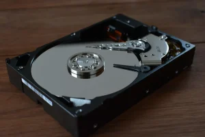 Porównanie dysku NAS i tradycyjnego dysku HDD na stole