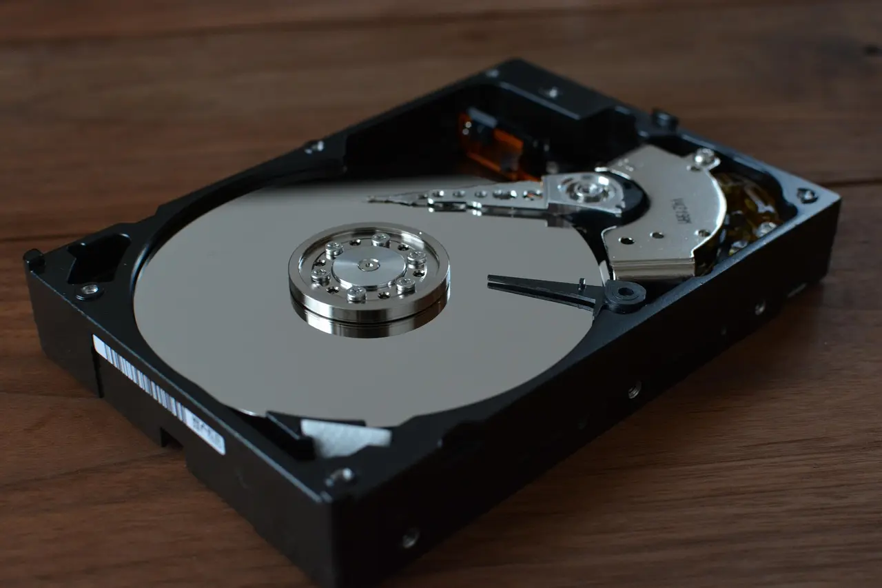 Porównanie dysku NAS i tradycyjnego dysku HDD na stole